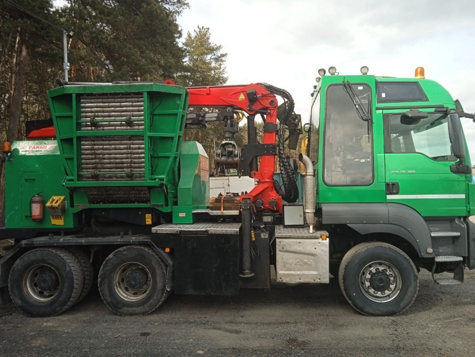 Траннидің жыныс мүшесінің тік тұрған суреті Орта жастағы әйелдердің фотосуреттерін қараңыз